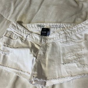 White cut off shorts.low rise . Short cut .